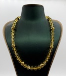 Colar feito feito com esferas de citrino, entremeios e fecho folheados a ouro. Comprimento fechado: 28cm