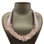 Gargantilha feita com cascalhos de quartzo rosa. Comprimento fechado: 24cm