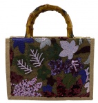 Bolsa de mão em ráfia bordada com paetês e linhas no feitio de flores e folhas. (Pode ser usado com alça para ombro ou transversal). Altura (base a alça de mão): 31cm Comprimento: 28cm Largura: 10cm