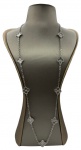 Longo colar em metal banhado a ródio adornado por 9 motivos "trevo de quatro folhas" modelo semelhante ao da joalheria Van Cleef e Arpels. Comprimento fechado: 41,5cm