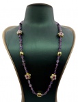 Colar feito com contas de ametista e turmalinas rosas entremeios em cloisonné e metais folheados a ouro. Comprimento fechado: 29cm