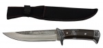 FACA DE COLEÇÃO - Faca de coleção com cabo em madeira adornado por  baixo relevo de arabesco e cena com lobo na lâmina. Lâmina muito afiada. Comprimento da lâmina: 18cm Comprimento da faca: 30,5cm