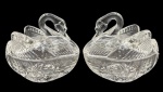 Par de compoteiras em demi cristal no feitio de cisnes. Altura: 12,5cm Comprimento: 14cm