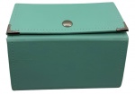 Porta óculos em couro ecológico azul tiffany's  com dois compartimentos. Apresenta pequeno arranhão na parte externa. Altura: 9cm  Comprimento: 14cm