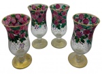 Quatro taças em demi cristal com policromia no padrão de guirlanda de rosas, detalhes em dourado. Altura: 19,5cm