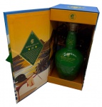 ROYAL SALUTE (EDIÇÃO LIMITADA) Whisky Royal Salute em edição limitada Rio de Janeiro Polo feita para celebrar a sofisticação, o charme e a beleza do Rio de Janeiro. Criado pela renomada marca Royal Salute, este whisky premium é uma verdadeira obra-prima que combina tradição e inovação em cada gole. Notas de mel suave, frutas secas e especiarias são equilibradas por um toque levemente defumado. Teor alcoólico: 40% Garrafa lacrada: 700ml