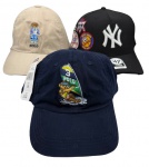 Lote composto por três bonés sendo dois Polo Ralph Lauren e um dos New York Yankees.