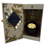 ROYAL SALUTE - Whisky Royal Salute em embalagem especial 700ml lacrada.  A bebida foi lançada no dia 2 de Junho de 1953, como um tributo para a Rainha Elizabeth II no seu dia de Coroação. O nome deste Uísque Escocês excepcional vem do nome da Arma de Saudação Real, que é disparada em sinal de respeito para dignitários poderosos. A garrafa é feita manualmente em porcelana azul. O sabor é encorpado, o whisky foi envelhecido por 21 anos em barril de carvalho.