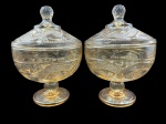 Par de compoteiras em demi cristal casca de cebola prensado decorado por desenhos sinuosos. Altura: 21cm Diâmetro: 14,5cm