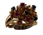 Anel em ouro 18k no feitio de cabeça de papagaio cravejado por brilhantes, safiras e rubis. Aro: 17 Peso: 7g