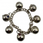 Pulseira de balangandãs em prata de lei cravejada por pedras azuis, vermelhas e verdes.  Comprimento: 18,5cm  Peso: 55,9g
