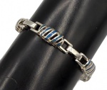 Pulseira em prata de lei adornada por esmalte azul. Comprimento aberto: 20cm Peso: 20g