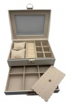 Porta joias em couro ecológico branco com uma  gaveta, repleta de compartimentos internos. Possui tranca. Vidro na tampa.  Altura: 11,5cm Comprimento: 23cm Largura: 17,5cm