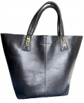 BCBG - Bolsa em couro preto com detalhes em metal dourado, acompanha duas carteiras internas. Altura da bolsa: 34cm Altura da alça: 16cm Comprimento: 44cm Largura: 17,5cm