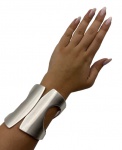 Bracelete em metal prateado escovado. Largura: 8,5cm