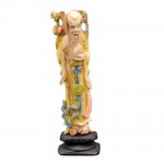 Escultura de marfim policromado, representando figura masculina oriental. Base de madeira. Altura: 14,8 cm