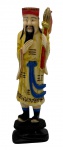 Escultura de marfim policromado, representando figura masculina oriental segurando uma espada na mão esquerda. Base de madeira. Altura: 14,4 cm.