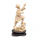 Escultura de marfim, representando pescador oriental. Base de madeira. Altura: 14,5 cm. Falta a vara de madeira.