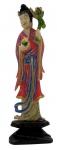 Escultura de marfim policromado, representando figura feminina oriental segurando uma flor na mão esquerda. Base de madeira. Altura: 15 cm