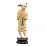 Escultura de marfim policromado, representando lavrador oriental. Base de madeira. Altura: 14,8 cm