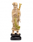 Escultura de marfim policromado, representando figura masculina oriental. Base de madeira. Altura: 15 cm