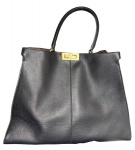 FENDI - Maxi Bolsa modelo Peekaboo em couro preto com detalhes em metal dourado. Nº de sério: A497663 Sem garantia de autenticidade. Apresenta marcas de uso. Altura: 47cm Largura: 43cm Largura: 14cm