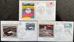 França - Seleção de 3 envelopes FDC's com selos e carimbos comemorativos. Esta rara emissão de envelopes foi confeccionada com a ilustração do envelope em seda e em excelente qualidade e conservação! Oportunidade!