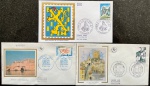 França - Seleção de 3 envelopes FDC's com selos e carimbos comemorativos. Esta rara emissão de envelopes foi confeccionada com a ilustração do envelope em seda e em excelente qualidade e conservação! Oportunidade!
