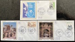 França - Seleção de 3 envelopes FDC's com selos e carimbos comemorativos. Esta rara emissão de envelopes foi confeccionada com a ilustração do envelope em seda e em excelente qualidade e conservação! Oportunidade!