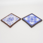 ) DIVERSOS, dois (2) descansos para panela, confeccionados em azulejos com ornamentações distintas, tonalidades azul e branco, representando elementos vegetalistas e outras alegorias, um dos azulejos quebrado e colado, moldura em madeira, medindo aproximadamente 17,5 x 17,5 cm, sinais de uso, vide foto.