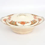 FAIANÇA INGLESA, uma (1) terrina com tampa, ornamentação floral policromada, possui manchas e o craquelê característico do envelhecimento de toda a faiança, manufatura WOODS IVORY WARE (usada nas décadas de 30 e 40 pela Wood & Sons, fundada em 1865, funcionou na Potteries New Wharf em Trent e mais tarde na Pottery Stanley em Burlem, fechou em 2005), medindo 24 cm diâmetro mais o prolongamento das alças, sinais de uso, vide foto.