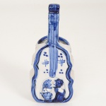 PORCELANA, um (1) vaso no formato de violoncelo com casal de crianças, pintado a mão na técnica blue and white, além de paisagem com moinho, souvenir de Delft, Holanda, medindo 13 cm altura, vide foto.