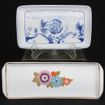 PORCELANA, dois (2) covilhetes retangulares distintos: 1 com ornamentação floral policromada, arremates a ouro, manufatura STEATITA (Campo Largo, PR, funcionou de 1954 a 1994), medindo 24,5 x 8,5 cm; 1 com ornamentação representando paisagem e cena do gênero oriental, tonalidade azul e branca, marcada em caracteres no verso (selo azul), medindo 18 x 10,5 cm, vide foto