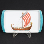 PORCELANA, um (1) covilhete retangular ornado com barco Viking em policromia (William The Conqueror 1066), manufatura SCHMIDT (Pomerode, SC; Mauá, SP; Campo Largo, PR, fundada em 1945, ainda em atividade, maior fábrica de porcelana da América Latina), medindo 21,5 x 12 cm, sinais de uso, vide foto.