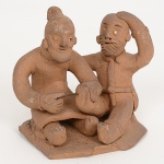 ARTE POPULAR FIGURATIVA, uma (1) escultura, modelada em barro e cozida, representando pedicure, assinada em cavo MARIA, medindo 8 cm altura.