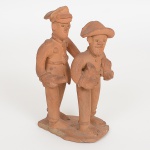 ARTE POPULAR FIGURATIVA, uma (1) escultura, modelada em barro e cozida, representando ladrão de galinha, parte da base quebrada e faltando, aba do quepe do policial idem, assinada em cavo LUIS ANTÔNIO, medindo 13 cm altura, vide foto.