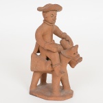 ARTE POPULAR FIGURATIVA, uma (1) escultura, modelada em barro e cozida, representando homem montado em burrico, pé quebrado e faltando, chapéu sem parte da aba, assinada em cavo LUIS ANTÔNIO, medindo 13 cm altura, vide foto.