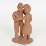 ARTE POPULAR FIGURATIVA, uma (1) escultura, modelada em barro e cozida, representando casal dançando, assinada em cavo LUIS ANTÔNIO, medindo 13 cm altura, vide foto.