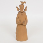 ARTE RELIGIOSA POPULAR, uma (1) escultura modelada em barro e cozida, representando São Francisco, assinado em cavo CICERO DO VALE, medindo 19,5 cm altura, vide foto.
