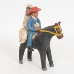 ARTE POPULAR FIGURATIVA, uma (1) escultura, modelada em barro, policromada e cozida, representando Recém Casados Montados em Burrico, assinada em cavo BERNADETE MARIA, medindo 19 cm altura.