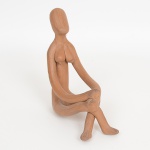 ARTE POPULAR FIGURATIVA, uma (1) escultura, modelada em barro e cozida, representando Mulher Sentada, assinada em cavo LUIZ?, medindo 17,5 cm altura, vide foto.