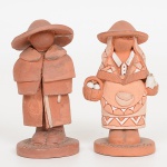 CERÂMICA PORTUGUESA, duas (2) esculturas distintas figurativas, marcadas em cavo Portugal 85 em uma e Cruz Portugal em outra, além do selo O Barrote  Lisboa em uma delas, representando Pastor Alentejano e Camponesa, a figura masculina com aba do chapéu quebrada e colada, medindo em média 8 cm altura, vide foto.