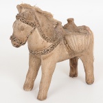 ARTE POPULAR ANIMALISTA, uma (1) escultura, representando burrico encilhado, confeccionada em cerâmica ou estuque, patina em decape, medindo 13 cm comprimento, sem assinatura, vide foto.