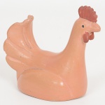 ARTE POPULAR ANIMALISTA, uma (1) escultura, modelada em barro e cozida, patina nas tonalidades tijolo e vermelho, sem assinatura aparente, medindo 10 cm altura, vide foto.