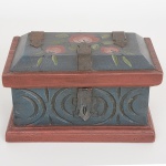 DIVERSOS, uma (1) caixa, confeccionada em madeira, tipo bau, pintada nas tonalidades azul e vermelha com flores em policromia, dobradiças e ferragens em metal, padrão dito Mineiro, medindo 21,5 x 12,5 x 13,5 cm, vide foto.