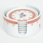 PORCELANA, conjunto com sete (7) itens: 1 suporte e 6 porta copos, ornamentação floral policromada, faixa na tonalidade magenta, arremates vegetalistas a ouro, manufatura SCHMIDT (Pomerode, SC; Mauá, SP; Campo Largo, PR, fundada em 1945, ainda em atividade, maior fábrica de porcelana da América Latina), medindo a maior peça 10 cm diâmetro, sinais de uso, vide foto.