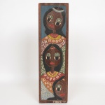 ARTE POPULAR, uma (1) talha em madeira, representando mulheres, policromada, assinada FARIAS-78, medindo 44 x 13 cm, sinais de uso, vide foto.