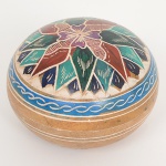 DIVERSOS, uma (1) caixa com tampa, confeccionada em soapstone, tampa entalhada em flores e policromada, medindo 10 cm diâmetro, vide foto.