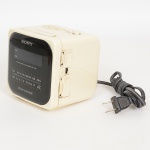 ELETRÔNICO, um (1) radio despertador da marca SONY, AM-FM, Dream Machine, modelo ICF-C120, gabinete em polímero, quadrangular, usado, funcionando e sem garantia, vide foto.