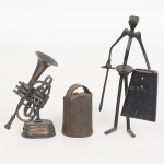 DIVERSOS, três (3) itens em metal: 1 sineta para animal de pastoreio, medindo 5 cm altura; 1 apontador no formato de saxofone; 1 escultura representando D. Quixote, medindo 13 cm altura, vide foto.